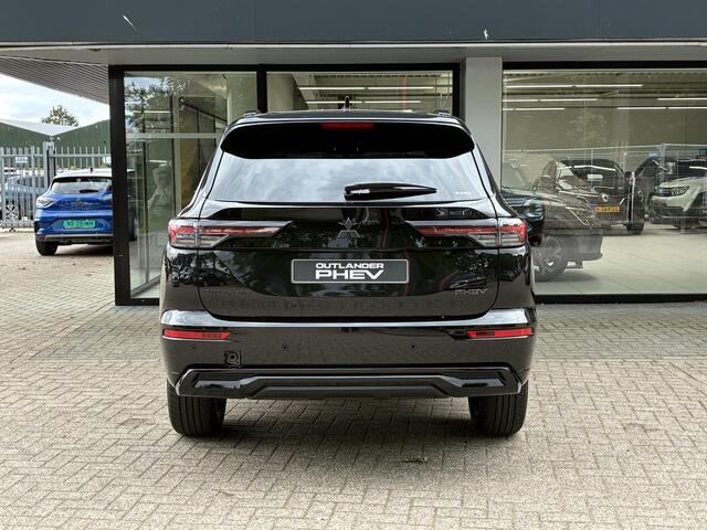 Mitsubishi OUTLANDER 2.4 PHEV BlackEdition NIEUW UIT VOORRAAD LEVERBAAR | BlackEdition | Lederen Bekleding | Verwarmbare stoelen | Stoelventilatie voor | Adaptieve Cruise Control | Parkeersensoren voor- en achter | Verwarmbare achterbank | Panoramadak Elektrisch | 8 jaar fabr