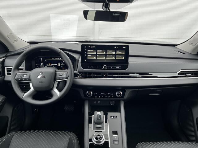 Mitsubishi OUTLANDER 2.4 PHEV Pure / ¤ 4.500,- Voordeel Op Nieuwprijs / Elektrische Range 86 KM WLTP / 1600KG Trekgewicht / 8 Jaar Fabrieksgarantie /