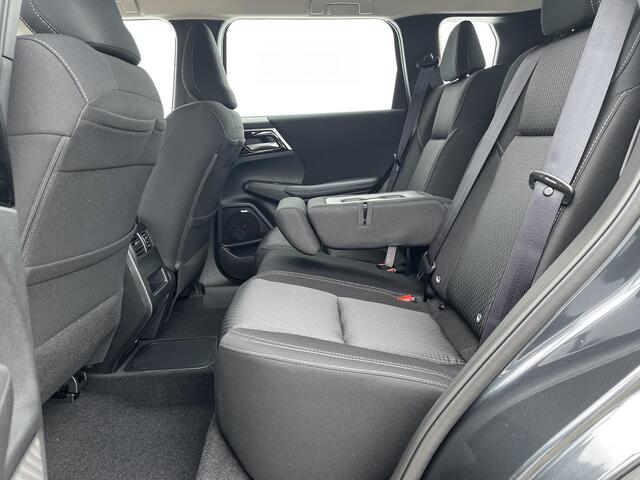 Mitsubishi OUTLANDER 2.4 PHEV Pure / ¤ 4.500,- Voordeel Op Nieuwprijs / Elektrische Range 86 KM WLTP / 1600KG Trekgewicht / 8 Jaar Fabrieksgarantie /