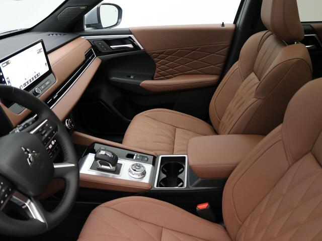 Mitsubishi OUTLANDER 2.4 PHEV Instyle+ /¤ 4.500,- Voordeel Op Nieuwprijs / Elektrische Range 86 KM WLTP / 1600KG Trekgewicht / 8 Jaar Fabrieksgarantie / Two-Tone kleuren combinatie /