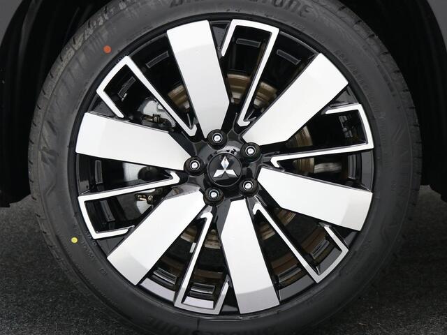 Mitsubishi OUTLANDER 2.4 PHEV Instyle+ /¤ 4.500,- Voordeel Op Nieuwprijs / Elektrische Range 86 KM WLTP / 1600KG Trekgewicht / 8 Jaar Fabrieksgarantie / Two-Tone kleuren combinatie /
