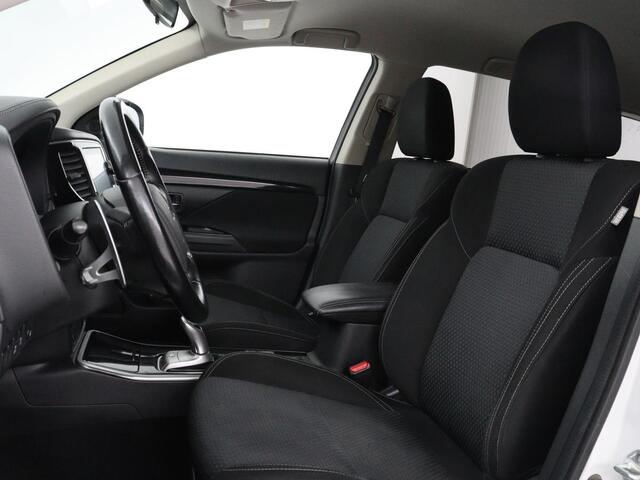 Mitsubishi OUTLANDER 2.4 PHEV Pure+ | SOH 71,6% | Stoelverwarming | Carplay | Camera | Trekhaak | Keyless | Climate control | DAB | Full LED | Cruise control | Bluetooth | Plug In