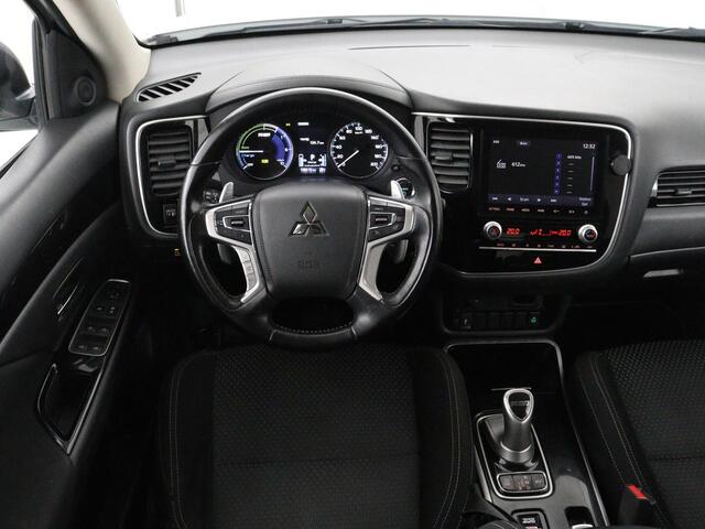 Mitsubishi OUTLANDER 2.4 PHEV Pure+ | SOH 71,6% | Stoelverwarming | Carplay | Camera | Trekhaak | Keyless | Climate control | DAB | Full LED | Cruise control | Bluetooth | Plug In