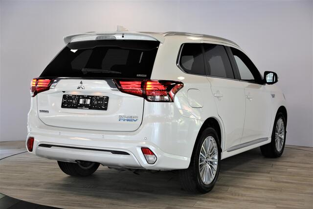 Mitsubishi OUTLANDER 2.4 PHEV Instyle | Schuif- kanteldak | Leer | Trekhaak