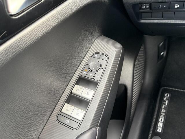 Mitsubishi OUTLANDER 2.4 PHEV Intense MY26 / AFNEEMBARE TREKHAAK! / Adaptief Cruise Control / Apple Carplay&Android Auto / 1600kg trekgewicht / Full-Map Navigatie / Airco / Stoelverwarming Voor / 360 Camera+Sensoren /