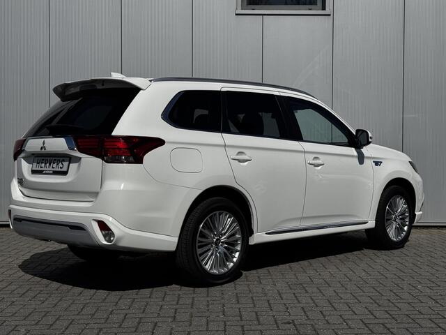 Mitsubishi OUTLANDER 2.4 PHEV Intense+ / Trekhaak Afneembaar / Trekgewicht 1.500 KG / Stoelverwarming / Achteruitrijcamera / Navigatie / Apple CarPlay & Android Auto / Stoel verwarming voor /