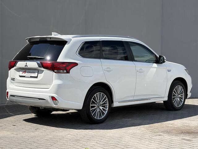 Mitsubishi OUTLANDER 2.4 PHEV Intense+ / 8 jaar Garantie / Afneembare Trekhaak 1.500 KG Trekgewicht / Dealer Onderhouden / Camera / Apple Carplay Android Auto / Elektrisch Verstelbare Stoel / Navigatie / Stoel Verwarming / Keyless Entree/Start /