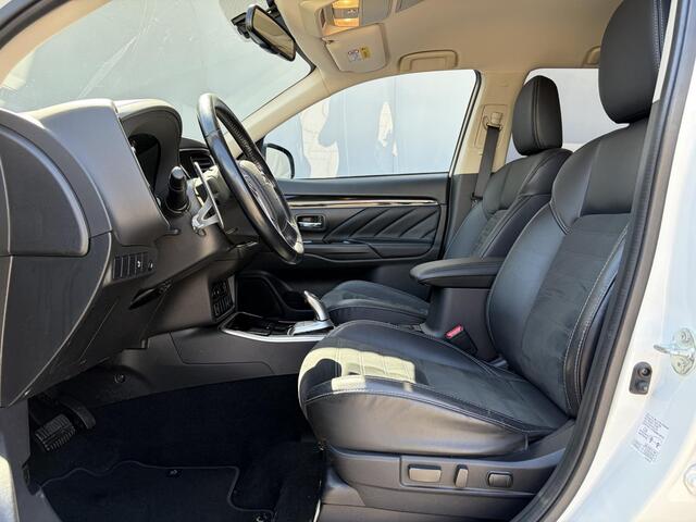 Mitsubishi OUTLANDER 2.4 PHEV Intense+ / 8 jaar Garantie / Afneembare Trekhaak 1.500 KG Trekgewicht / Dealer Onderhouden / Camera / Apple Carplay Android Auto / Elektrisch Verstelbare Stoel / Navigatie / Stoel Verwarming / Keyless Entree/Start /