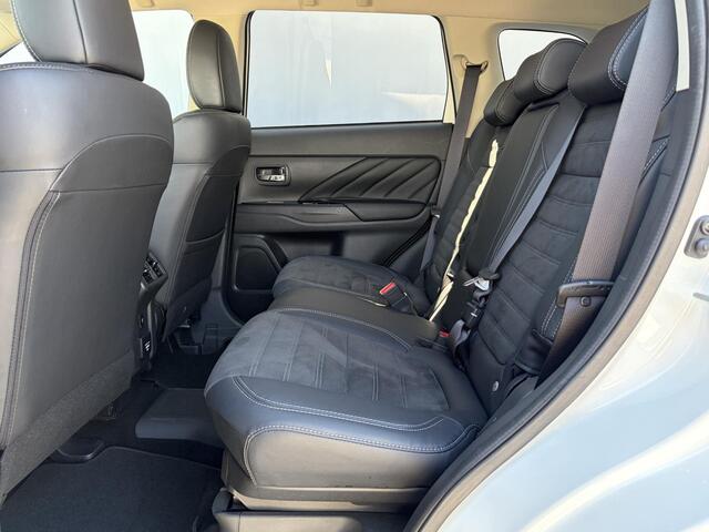 Mitsubishi OUTLANDER 2.4 PHEV Intense+ / 8 jaar Garantie / Afneembare Trekhaak 1.500 KG Trekgewicht / Dealer Onderhouden / Camera / Apple Carplay Android Auto / Elektrisch Verstelbare Stoel / Navigatie / Stoel Verwarming / Keyless Entree/Start /