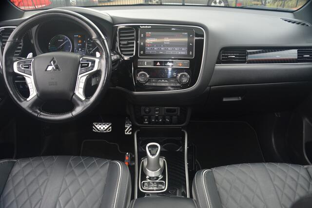 Mitsubishi OUTLANDER 2.4 PHEV S-Edition Nederlandse auto 71003 km NAP dealeronderhouden laatste beurt bij 61000km met oa metallic lak schuif-kanteldak ecc camera Rockford Fosgate audio leren bekleding lane assist adaptive cruise ke