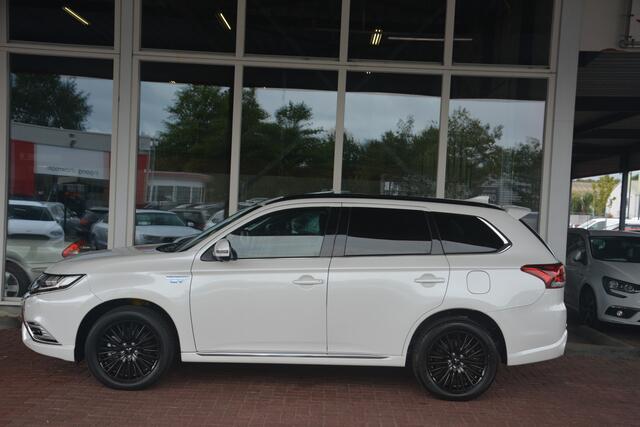 Mitsubishi OUTLANDER 2.4 PHEV S-Edition Nederlandse auto 71003 km NAP dealeronderhouden laatste beurt bij 61000km met oa metallic lak schuif-kanteldak ecc camera Rockford Fosgate audio leren bekleding lane assist adaptive cruise ke