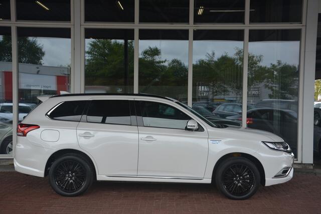 Mitsubishi OUTLANDER 2.4 PHEV S-Edition Nederlandse auto 71003 km NAP dealeronderhouden laatste beurt bij 61000km met oa metallic lak schuif-kanteldak ecc camera Rockford Fosgate audio leren bekleding lane assist adaptive cruise ke
