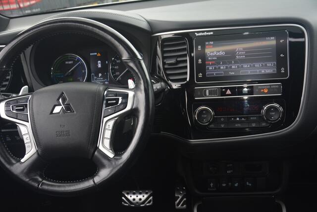 Mitsubishi OUTLANDER 2.4 PHEV S-Edition Nederlandse auto 71003 km NAP dealeronderhouden laatste beurt bij 61000km met oa metallic lak schuif-kanteldak ecc camera Rockford Fosgate audio leren bekleding lane assist adaptive cruise ke