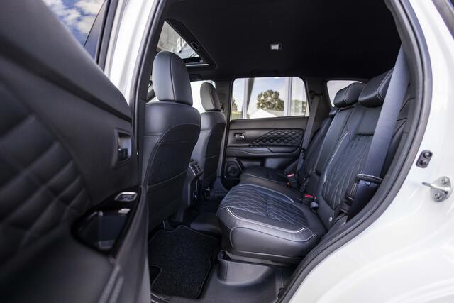 Mitsubishi OUTLANDER 2.4 PHEV Instyle | Pano | 360° Camera | Leder