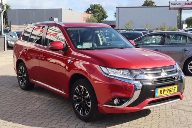 Mitsubishi OUTLANDER 2.0 PHEV Premium | Achteruitrijcamera | Stoelverwarming | Lichtmetalen wielen | Cruise Control | Airco |