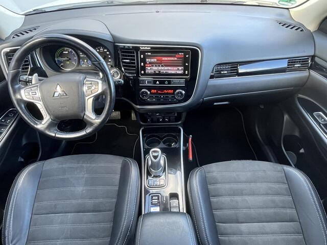 Mitsubishi OUTLANDER 2.4 PHEV Intense+ 100% dealer onderhouden/ 8 jaar garantie / 4wd Drive / Schuif-Kantel Dak / Navigatie Dmv Apple Carplay&Android Auto / Stoel-Stuur Verwarming / Achteruitrij Camera / Elektr. Achterklep / Keyless Entry&Start /