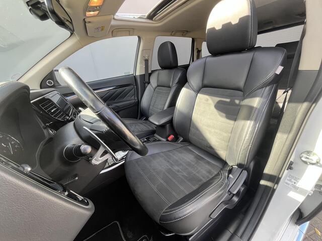 Mitsubishi OUTLANDER 2.4 PHEV Intense+ 100% dealer onderhouden/ 8 jaar garantie / 4wd Drive / Schuif-Kantel Dak / Navigatie Dmv Apple Carplay&Android Auto / Stoel-Stuur Verwarming / Achteruitrij Camera / Elektr. Achterklep / Keyless Entry&Start /