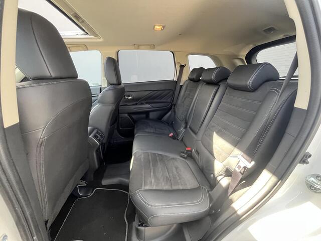 Mitsubishi OUTLANDER 2.4 PHEV Intense+ 100% dealer onderhouden/ 8 jaar garantie / 4wd Drive / Schuif-Kantel Dak / Navigatie Dmv Apple Carplay&Android Auto / Stoel-Stuur Verwarming / Achteruitrij Camera / Elektr. Achterklep / Keyless Entry&Start /