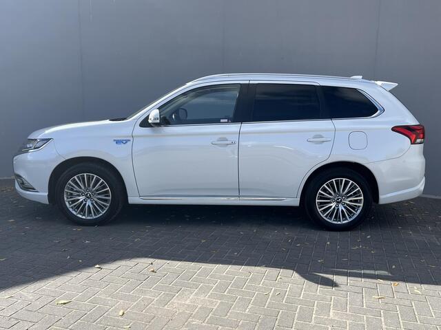 Mitsubishi OUTLANDER 2.4 PHEV Intense+ 100% dealer onderhouden/ 8 jaar garantie / 4wd Drive / Schuif-Kantel Dak / Navigatie Dmv Apple Carplay&Android Auto / Stoel-Stuur Verwarming / Achteruitrij Camera / Elektr. Achterklep / Keyless Entry&Start /