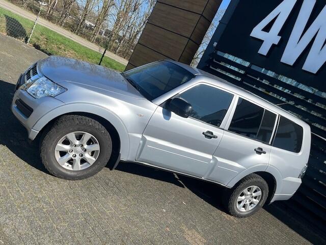 Mitsubishi PAJERO 3.2 DI-D AUT 4WD EURO 6 LWB VAN CLIMA NAP 137774 KM 6 MND GAR ¤ 27.900 EXCL Auto in zeer goede staat dealer onderhouden schadevrij 3300KG TREKGEWICHT FISCAAL VOORDELIG GRIJSKENTEKEN