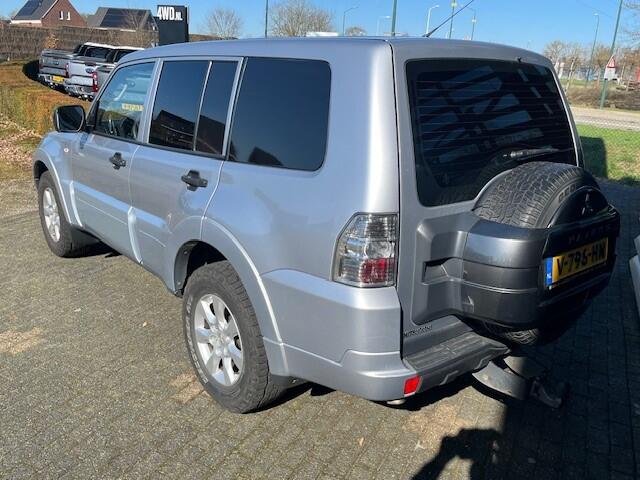 Mitsubishi PAJERO 3.2 DI-D AUT 4WD EURO 6 LWB VAN CLIMA NAP 137774 KM 6 MND GAR ¤ 27.900 EXCL Auto in zeer goede staat dealer onderhouden schadevrij 3300KG TREKGEWICHT FISCAAL VOORDELIG GRIJSKENTEKEN