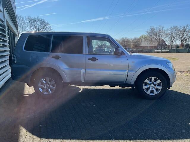 Mitsubishi PAJERO 3.2 DI-D AUT 4WD EURO 6 LWB VAN CLIMA NAP 137774 KM 6 MND GAR ¤ 27.900 EXCL Auto in zeer goede staat dealer onderhouden schadevrij 3300KG TREKGEWICHT FISCAAL VOORDELIG GRIJSKENTEKEN
