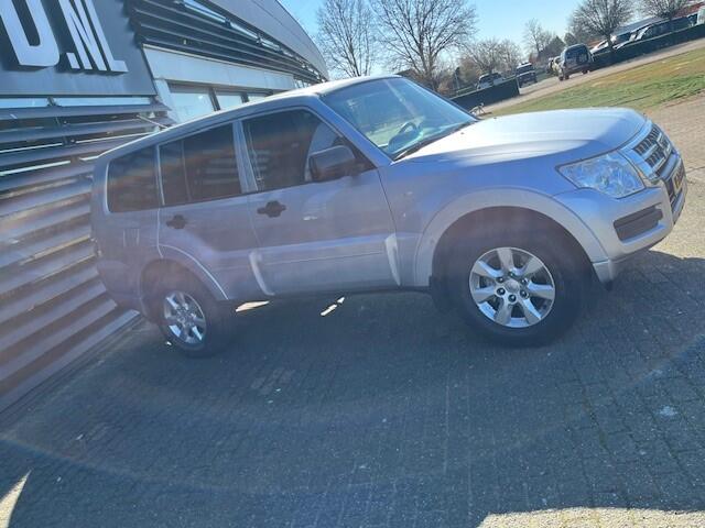 Mitsubishi PAJERO 3.2 DI-D AUT 4WD EURO 6 LWB VAN CLIMA NAP 137774 KM 6 MND GAR ¤ 27.900 EXCL Auto in zeer goede staat dealer onderhouden schadevrij 3300KG TREKGEWICHT FISCAAL VOORDELIG GRIJSKENTEKEN