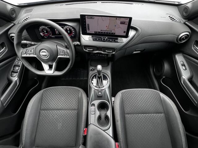 Nissan JUKE 1.0 DIG-T N-Connecta DCT Automaat / Cold pack / Allseason banden / Apple Carplay Android Auto / 17" LM wielen / Achteruitrijcamera / Stuur-, Stoel en voorruitverwarming / Navigatie / Climate control /