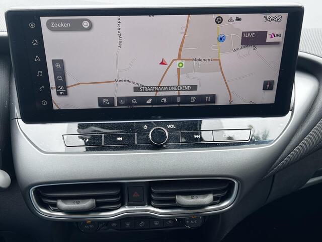 Nissan JUKE 1.0 DIG-T N-Connecta DCT Automaat / Cold pack / Allseason banden / Apple Carplay Android Auto / 17" LM wielen / Achteruitrijcamera / Stuur-, Stoel en voorruitverwarming / Navigatie / Climate control /