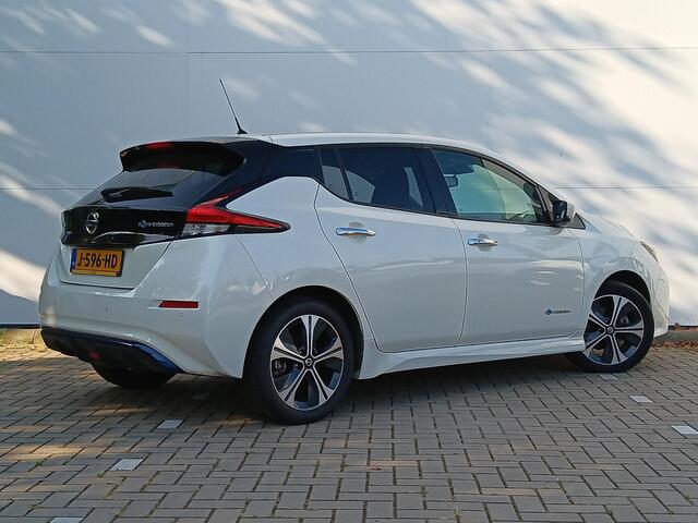 Nissan LEAF N-Connecta 40 kWh Navigatie / Climate Control / Stuurwielverwarming / Achterbankverwarming / Lichtmetalen Velgen / LED / Privacy Glass / LED