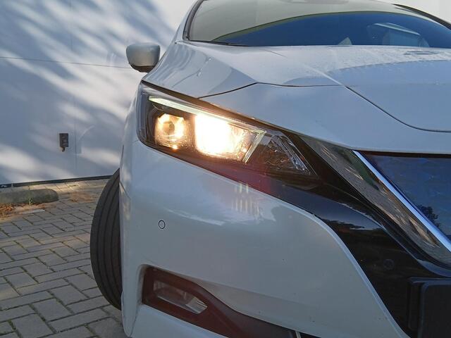 Nissan LEAF N-Connecta 40 kWh Navigatie / Climate Control / Stuurwielverwarming / Achterbankverwarming / Lichtmetalen Velgen / LED / Privacy Glass / LED