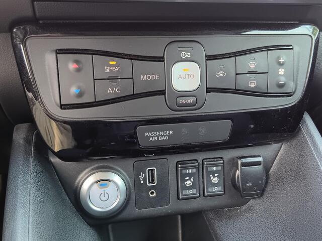 Nissan LEAF N-Connecta 40 kWh Navigatie / Climate Control / Stuurwielverwarming / Achterbankverwarming / Lichtmetalen Velgen / LED / Privacy Glass / LED