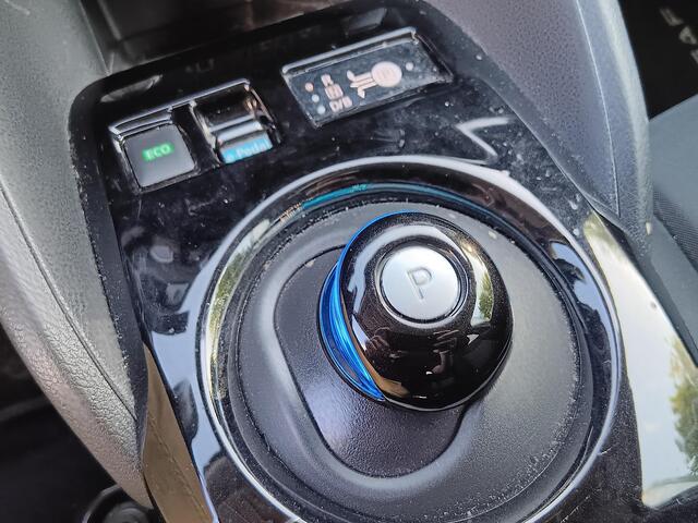 Nissan LEAF N-Connecta 40 kWh Navigatie / Climate Control / Stuurwielverwarming / Achterbankverwarming / Lichtmetalen Velgen / LED / Privacy Glass / LED