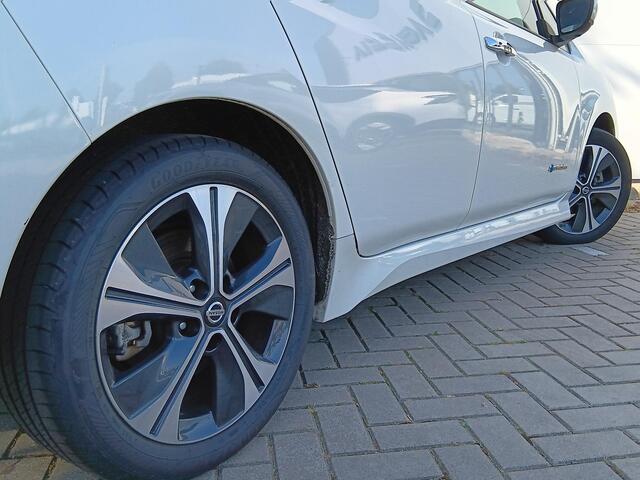 Nissan LEAF N-Connecta 40 kWh Navigatie / Climate Control / Stuurwielverwarming / Achterbankverwarming / Lichtmetalen Velgen / LED / Privacy Glass / LED