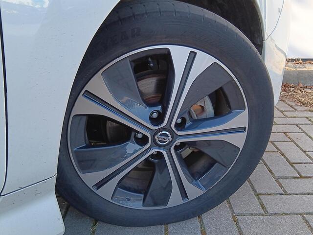 Nissan LEAF N-Connecta 40 kWh Navigatie / Climate Control / Stuurwielverwarming / Achterbankverwarming / Lichtmetalen Velgen / LED / Privacy Glass / LED
