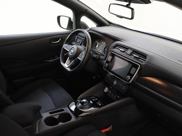 Nissan LEAF N-Connecta 40 kWh | Navigatie | 360 Camera | Parkeersensoren | Stoel verwarming | 17 inch Velgen | Cruise Control Adaptief | Licht & Regen Sensor |