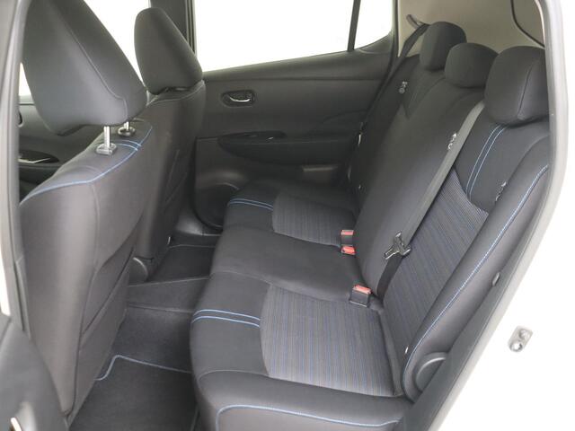 Nissan LEAF N-Connecta 40 kWh | Navigatie | 360 Camera | Parkeersensoren | Stoel verwarming | 17 inch Velgen | Cruise Control Adaptief | Licht & Regen Sensor |
