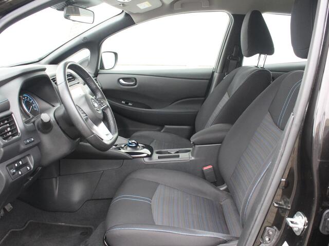 Nissan LEAF Acenta 40 kWh / Trekhaak Afneembaar / Navigatie + Apple Carplay/Android Auto / Climate Control / Cruise Control Adaptief / Keyless Entry & Start /