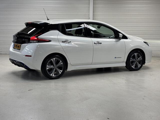 Nissan LEAF Tekna 40 kWh AUTOMAAT / Achterbank, voorstoelen + stuurwiel verwarmd / Automatische airco / Apple Car Play & Android Auto / Lichtmetalen velgen 17" / Navigatiesysteem full map / Parkeersensoren voor + achter