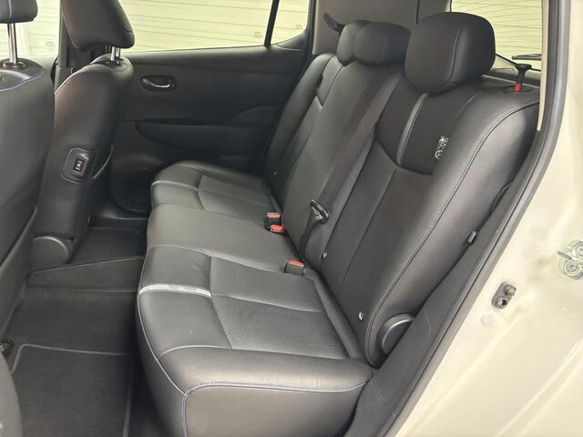 Nissan LEAF Tekna 40 kWh AUTOMAAT / Achterbank, voorstoelen + stuurwiel verwarmd / Automatische airco / Apple Car Play & Android Auto / Lichtmetalen velgen 17" / Navigatiesysteem full map / Parkeersensoren voor + achter