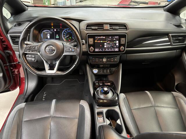 Nissan LEAF e+ Tekna 62 kWh / Metaalkleur / Trekhaak / Automatische airco / Apple Car Play & Android Auto / Voorstoelen + stuurwiel verwarmd / Rondomzichtcamera / Navigatiesysteem full map / Lichtmetalen velgen 17"