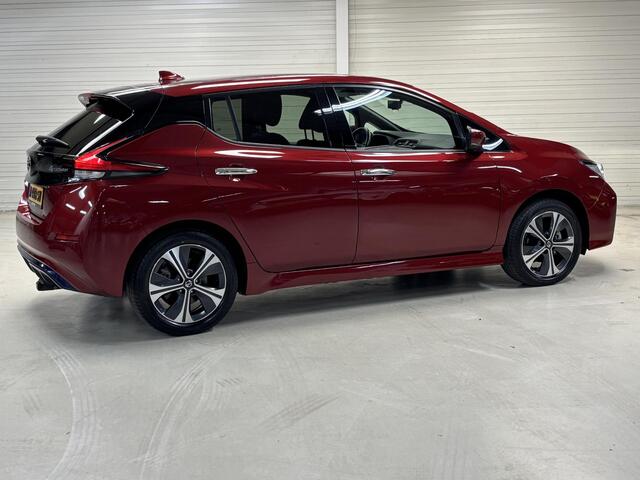 Nissan LEAF e+ Tekna 62 kWh / Metaalkleur / Trekhaak / Automatische airco / Apple Car Play & Android Auto / Voorstoelen + stuurwiel verwarmd / Rondomzichtcamera / Navigatiesysteem full map / Lichtmetalen velgen 17"
