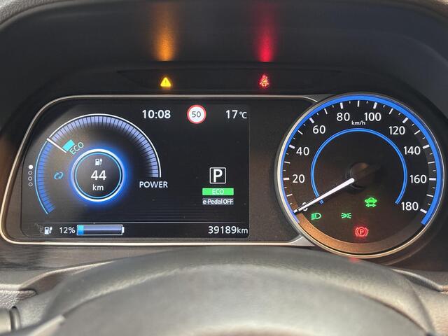 Nissan LEAF e+ Tekna 62 kWh / Metaalkleur / Trekhaak / Automatische airco / Apple Car Play & Android Auto / Voorstoelen + stuurwiel verwarmd / Rondomzichtcamera / Navigatiesysteem full map / Lichtmetalen velgen 17"