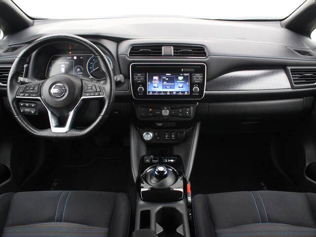 Nissan LEAF N-Connecta 40 kWh / Trekhaakbeugel / Navigatie + Apple Carplay/Android Auto / Cruise Control Adaptief / Stoelverwarming / 360* Camera /