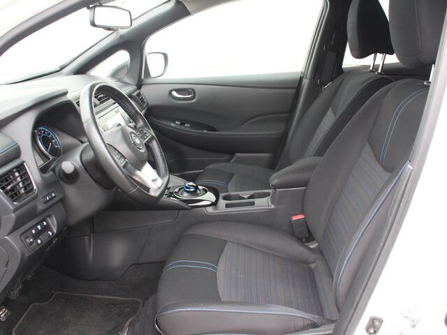 Nissan LEAF N-Connecta 40 kWh / Trekhaakbeugel / Navigatie + Apple Carplay/Android Auto / Cruise Control Adaptief / Stoelverwarming / 360* Camera /