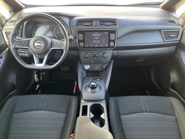 Nissan LEAF N-Connecta 39 kWh Automaat / Accu SoH 93,85% / ChadeMo snelladen / WLTP 284 km / Warmtepomp / Navigatie via Apple Carplay Android / Achteruitcamera /