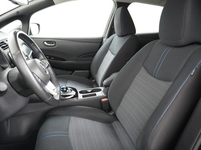 Nissan LEAF N-Connecta 40kWh Apple Carplay Android Auto Cruise control adaptief 360°Camera Navi Ecc Stoel+Stuurverwarming Keyless DAB Dodehoek detector Rijstrooksensor met correctie Uitparkeer waarschuwing Verkeersbord detectie Bluetooth Privacy Glas Lmv 17" 1e Eigen