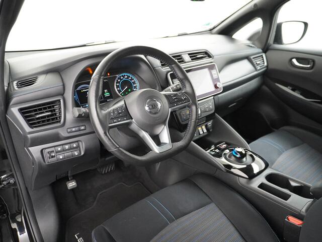 Nissan LEAF N-Connecta 40kWh Apple Carplay Android Auto Cruise control adaptief 360°Camera Navi Ecc Stoel+Stuurverwarming Keyless DAB Dodehoek detector Rijstrooksensor met correctie Uitparkeer waarschuwing Verkeersbord detectie Bluetooth Privacy Glas Lmv 17" 1e Eigen