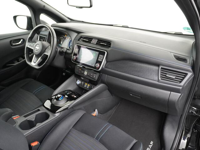 Nissan LEAF N-Connecta 40kWh Apple Carplay Android Auto Cruise control adaptief 360°Camera Navi Ecc Stoel+Stuurverwarming Keyless DAB Dodehoek detector Rijstrooksensor met correctie Uitparkeer waarschuwing Verkeersbord detectie Bluetooth Privacy Glas Lmv 17" 1e Eigen