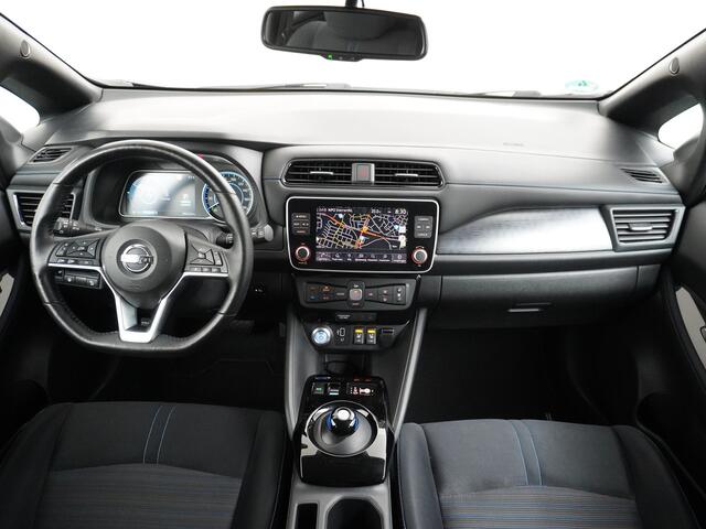 Nissan LEAF N-Connecta 40kWh Apple Carplay Android Auto Cruise control adaptief 360°Camera Navi Ecc Stoel+Stuurverwarming Keyless DAB Dodehoek detector Rijstrooksensor met correctie Uitparkeer waarschuwing Verkeersbord detectie Bluetooth Privacy Glas Lmv 17" 1e Eigen